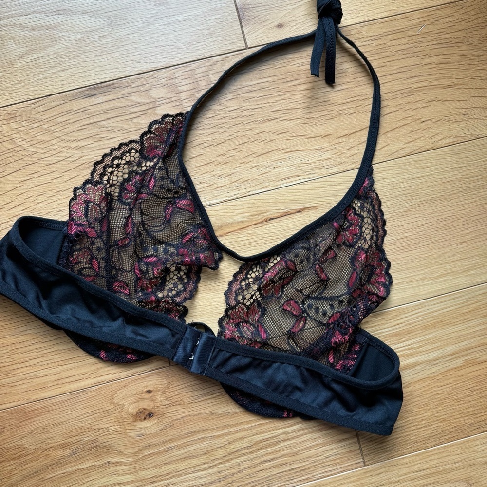 Black and Red Lace Lingerie Set - Picture 4 of 11